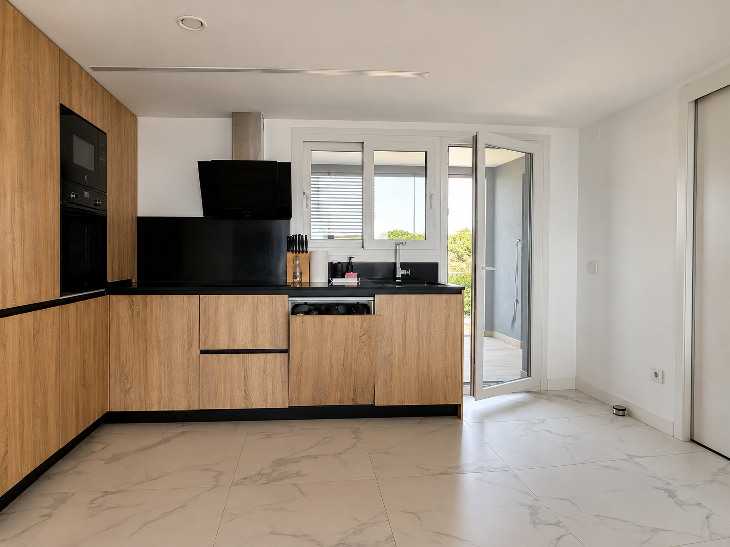 APARTAMENT W PIERWSZEJ LINII BRZEGOWEJ Z WIDOKIEM NA MORZE I BOGATĄ STREFĄ REKREACYJNĄ