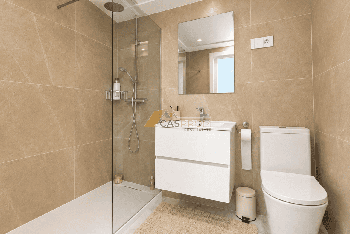 APARTAMENT W PIERWSZEJ LINII BRZEGOWEJ Z WIDOKIEM NA MORZE I BOGATĄ STREFĄ REKREACYJNĄ