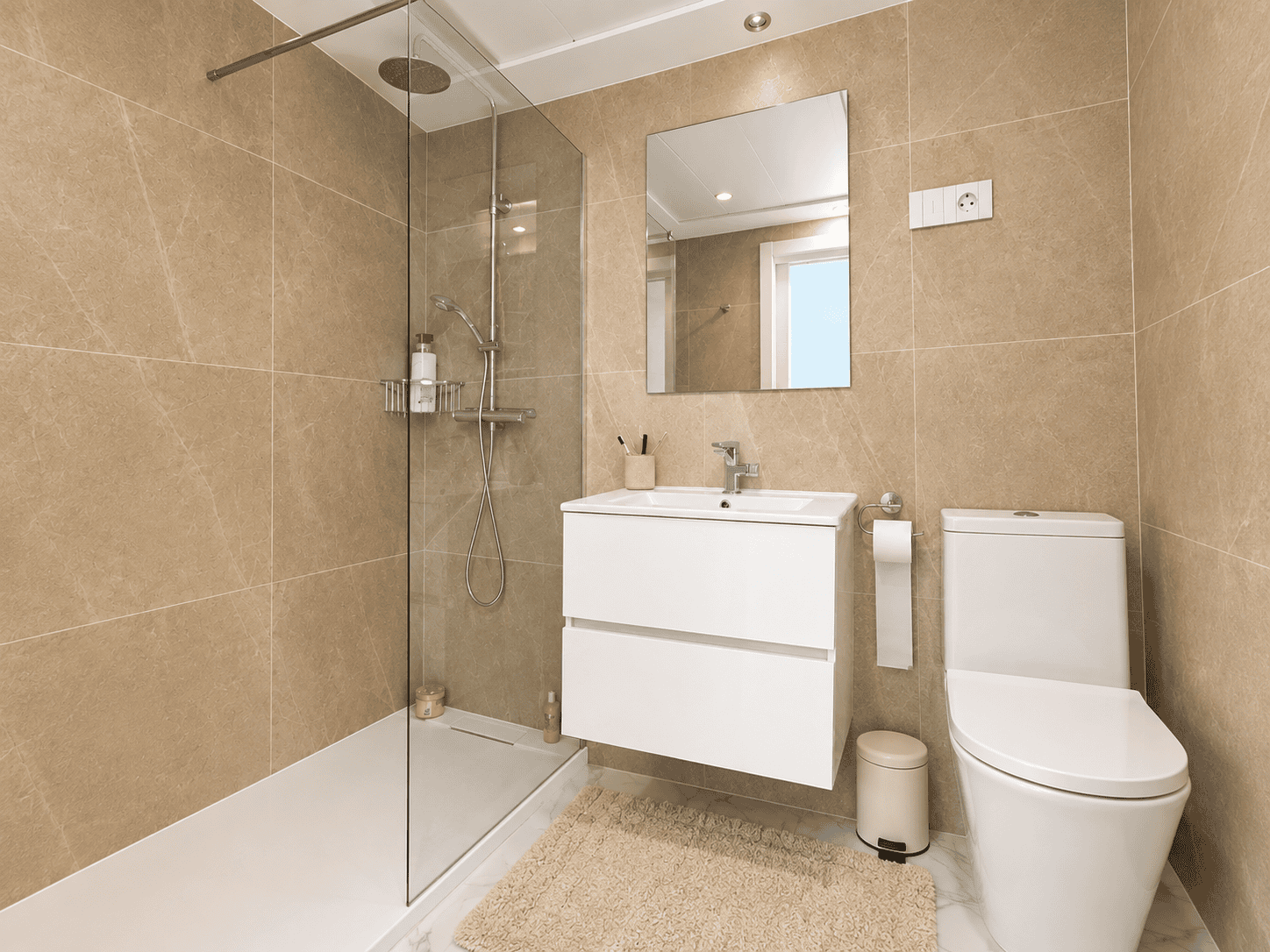 APARTAMENT W PIERWSZEJ LINII BRZEGOWEJ Z WIDOKIEM NA MORZE I BOGATĄ STREFĄ REKREACYJNĄ