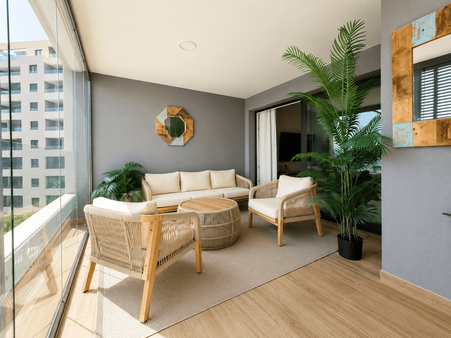APARTAMENT W PIERWSZEJ LINII BRZEGOWEJ Z WIDOKIEM NA MORZE I BOGATĄ STREFĄ REKREACYJNĄ