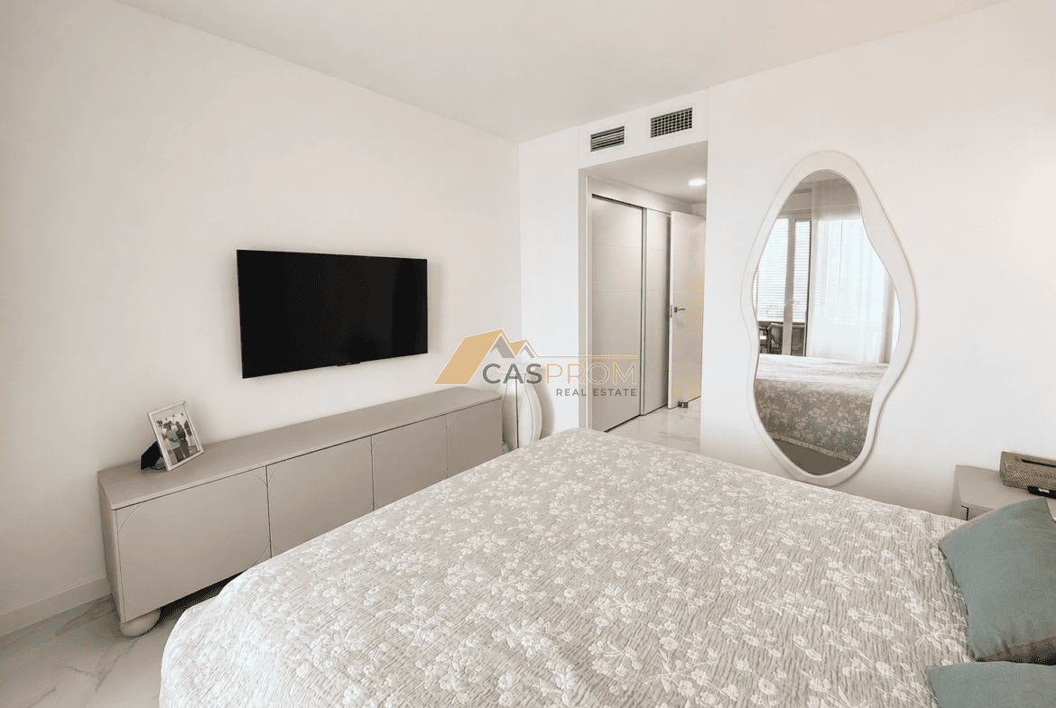 APARTAMENT W PIERWSZEJ LINII BRZEGOWEJ Z WIDOKIEM NA MORZE I BOGATĄ STREFĄ REKREACYJNĄ