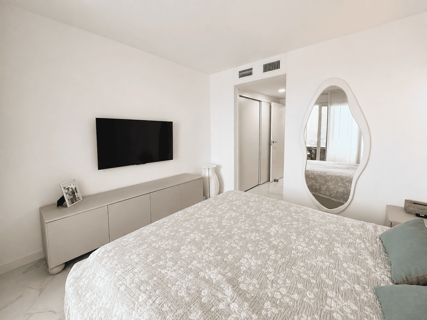 APARTAMENT W PIERWSZEJ LINII BRZEGOWEJ Z WIDOKIEM NA MORZE I BOGATĄ STREFĄ REKREACYJNĄ