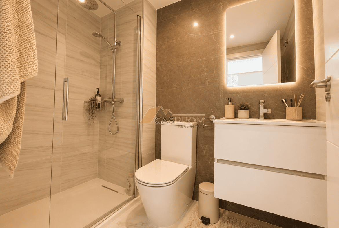 APARTAMENT W PIERWSZEJ LINII BRZEGOWEJ Z WIDOKIEM NA MORZE I BOGATĄ STREFĄ REKREACYJNĄ