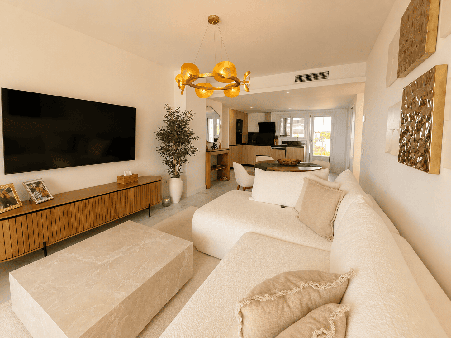 APARTAMENT W PIERWSZEJ LINII BRZEGOWEJ Z WIDOKIEM NA MORZE I BOGATĄ STREFĄ REKREACYJNĄ