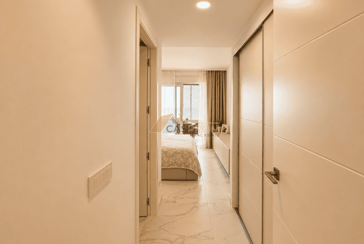 APARTAMENT W PIERWSZEJ LINII BRZEGOWEJ Z WIDOKIEM NA MORZE I BOGATĄ STREFĄ REKREACYJNĄ