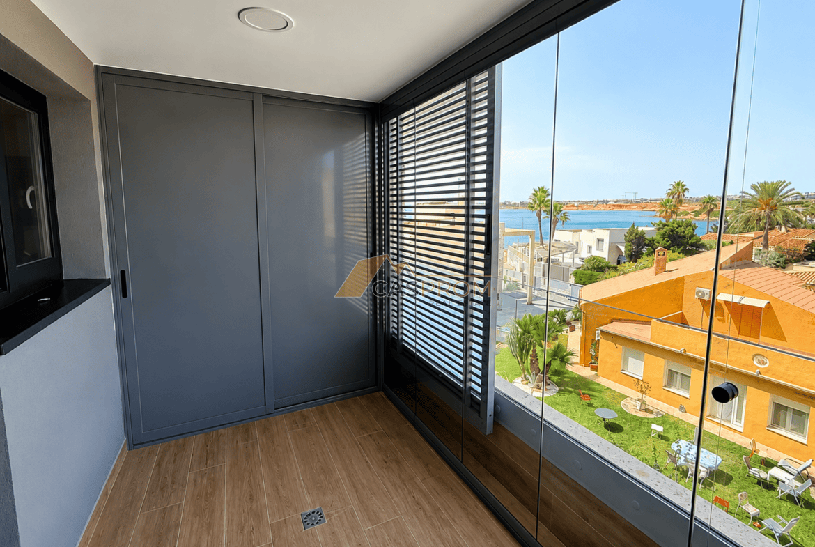 APARTAMENT W PIERWSZEJ LINII BRZEGOWEJ Z WIDOKIEM NA MORZE I BOGATĄ STREFĄ REKREACYJNĄ