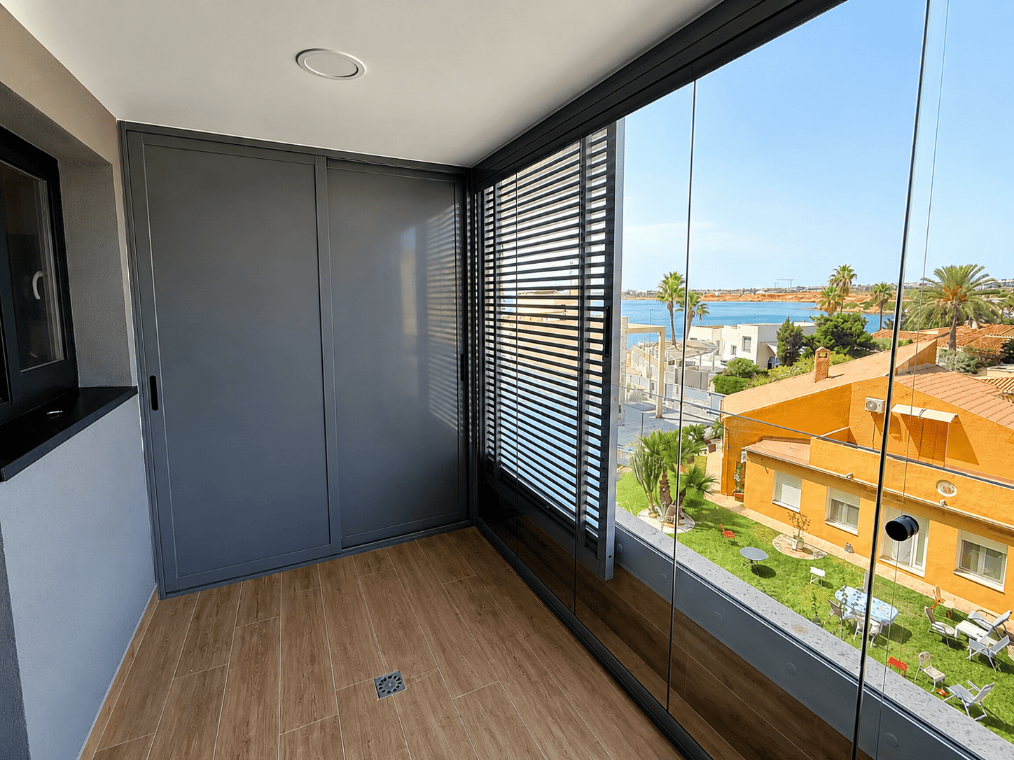 APARTAMENT W PIERWSZEJ LINII BRZEGOWEJ Z WIDOKIEM NA MORZE I BOGATĄ STREFĄ REKREACYJNĄ