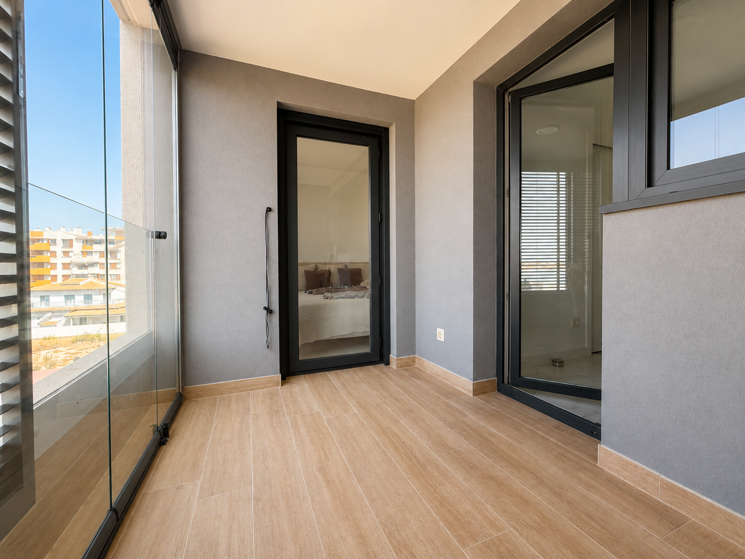 APARTAMENT W PIERWSZEJ LINII BRZEGOWEJ Z WIDOKIEM NA MORZE I BOGATĄ STREFĄ REKREACYJNĄ