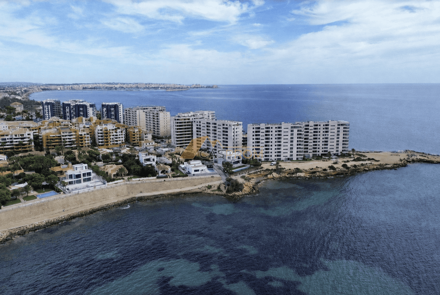 APARTAMENT W PIERWSZEJ LINII BRZEGOWEJ Z FRONTALNYM WIDOKIEM NA MORZE I BOGATĄ STREFĄ REKREACYJNĄ