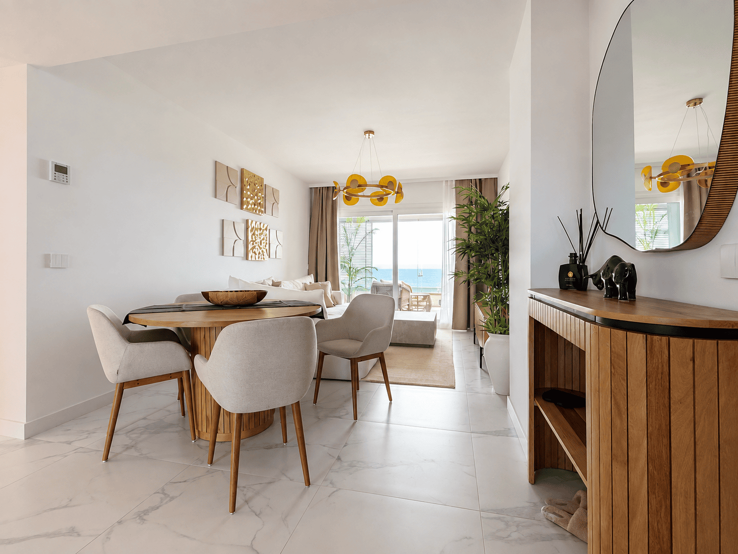 APARTAMENT W PIERWSZEJ LINII BRZEGOWEJ Z WIDOKIEM NA MORZE I BOGATĄ STREFĄ REKREACYJNĄ