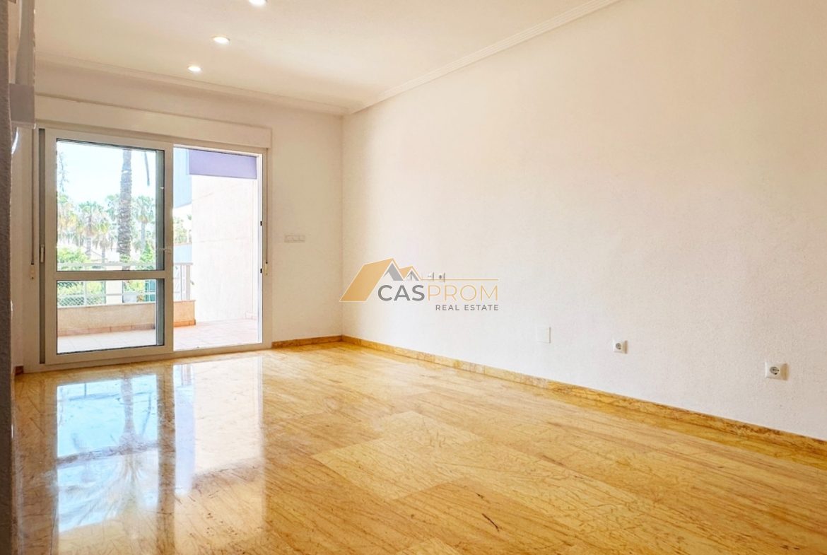 APARTAMENT NA PARTERZE Z PRYWATNĄ PRZESTRZENIĄ ZEWNĘTRZNĄ, 500 M OD MORZA W AGUAMARINA, CABO ROIG