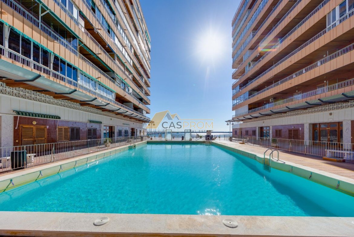 ODNOWIONY APARTAMENT PRZY PLAŻY Z WIDOKIEM NA MORZE W TORREVIEJA ACEQUION