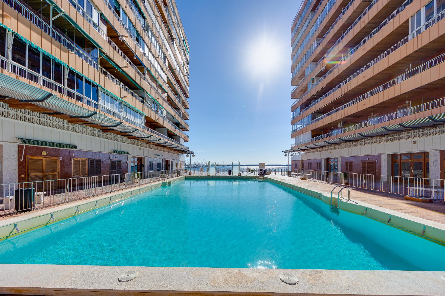 ODNOWIONY APARTAMENT PRZY PLAŻY Z WIDOKIEM NA MORZE W TORREVIEJA ACEQUION