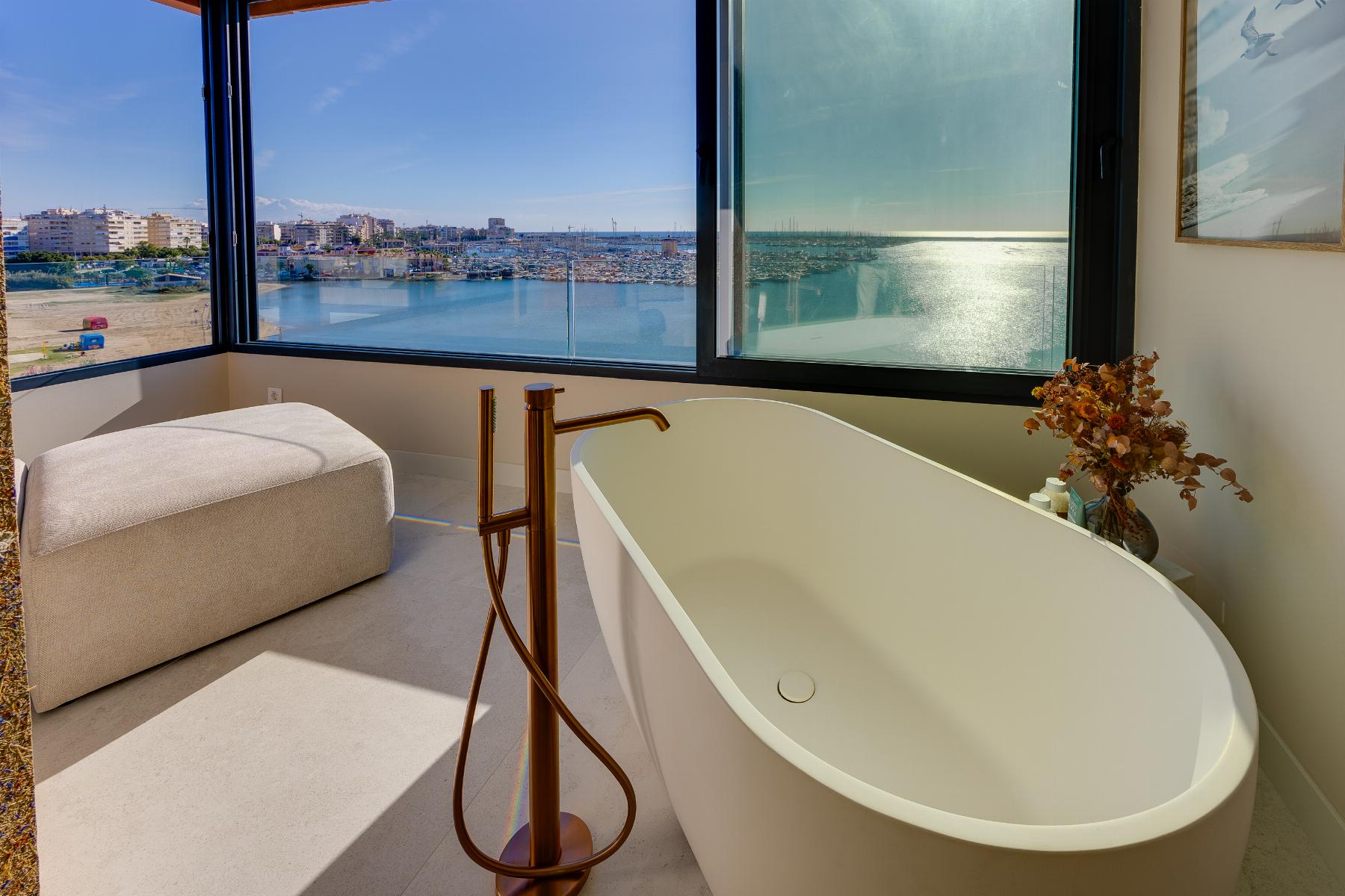 ODNOWIONY APARTAMENT PRZY PLAŻY Z WIDOKIEM NA MORZE W TORREVIEJA ACEQUION