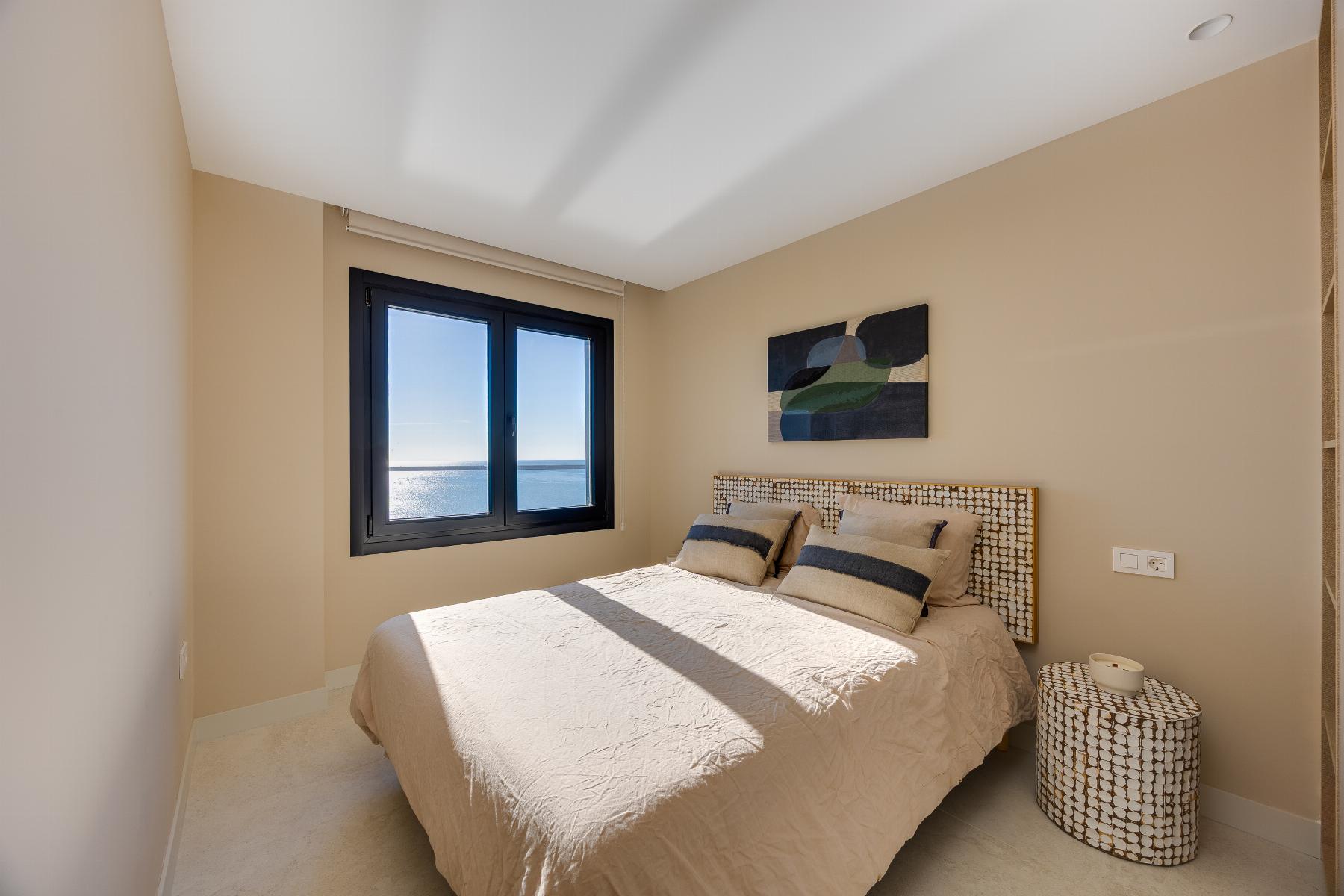 ODNOWIONY APARTAMENT PRZY PLAŻY Z WIDOKIEM NA MORZE W TORREVIEJA ACEQUION