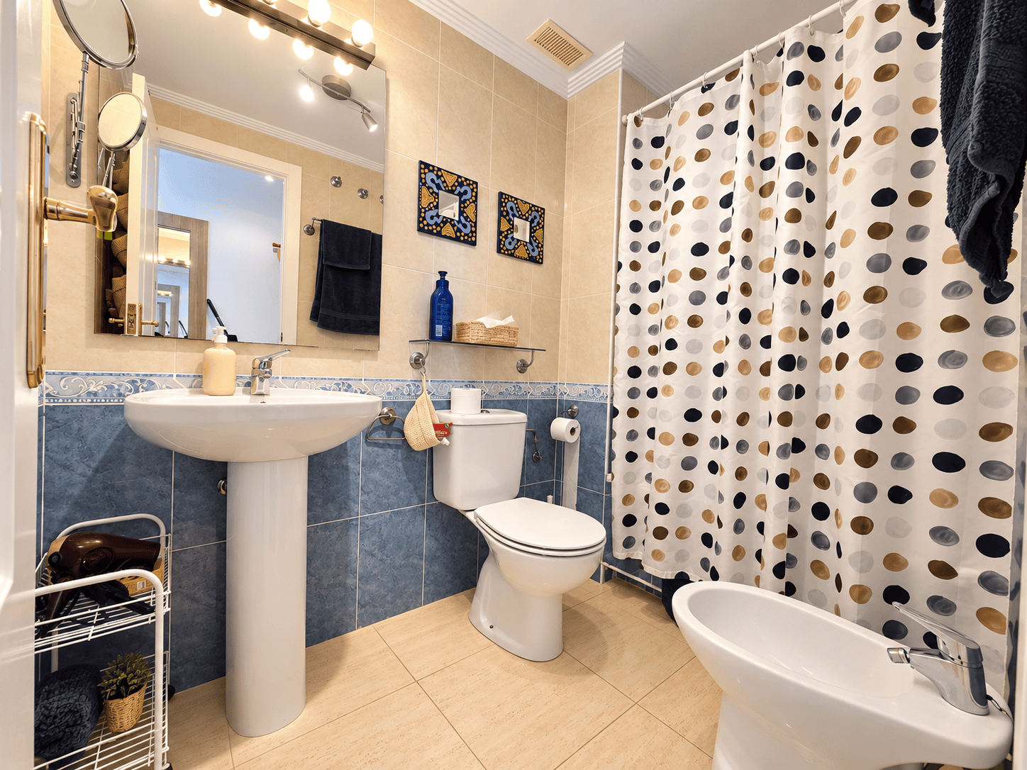 Baño moderno con azulejos azules y beige PRZESTRONNY APARTAMENT Z WIDOKIEM NA MORZE I LAS SOSNOWY W DEHESA DE CAMPOAMOR