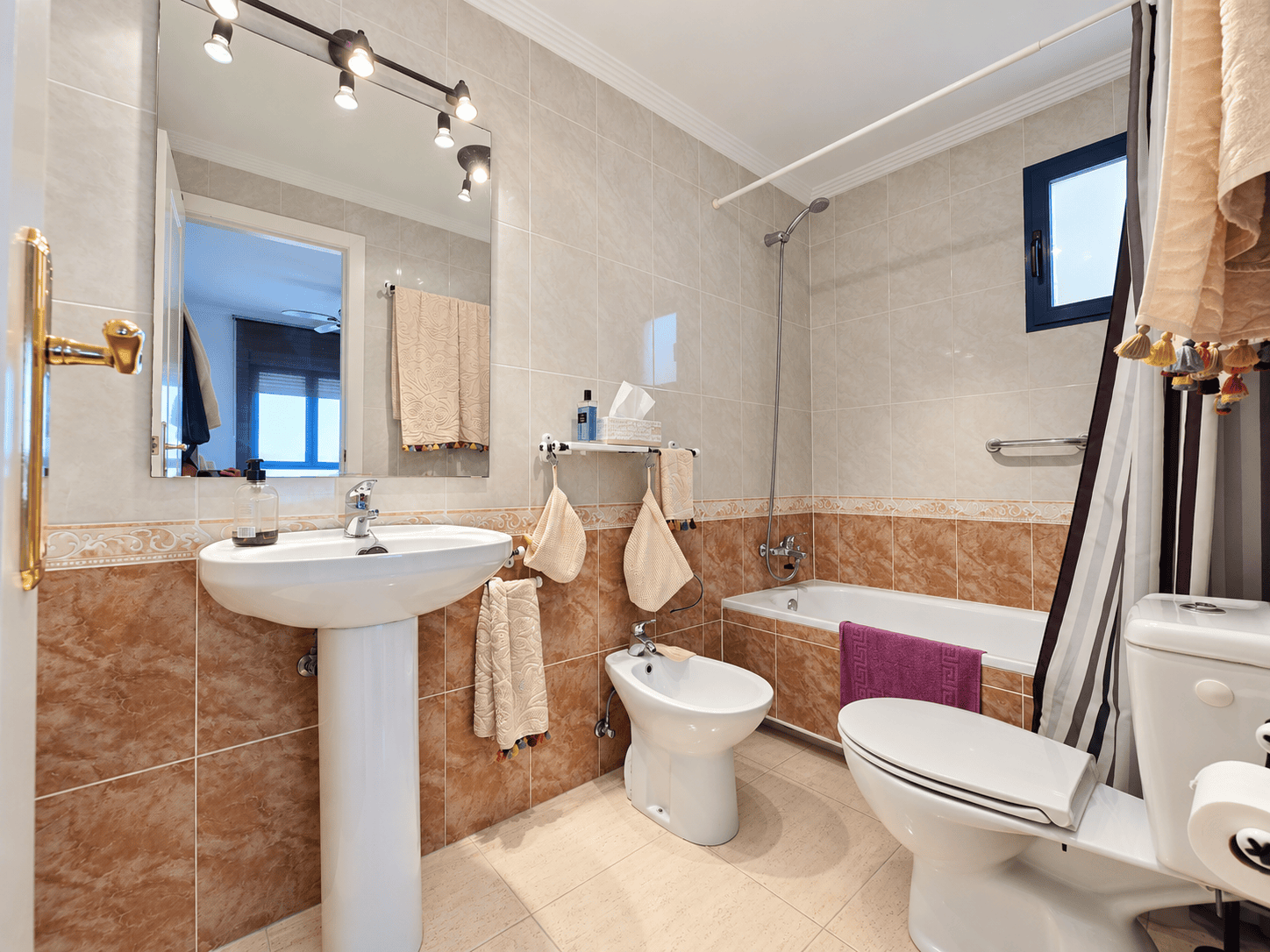 Baño moderno con azulejos cálidos PRZESTRONNY APARTAMENT Z WIDOKIEM NA MORZE I LAS SOSNOWY W DEHESA DE CAMPOAMOR
