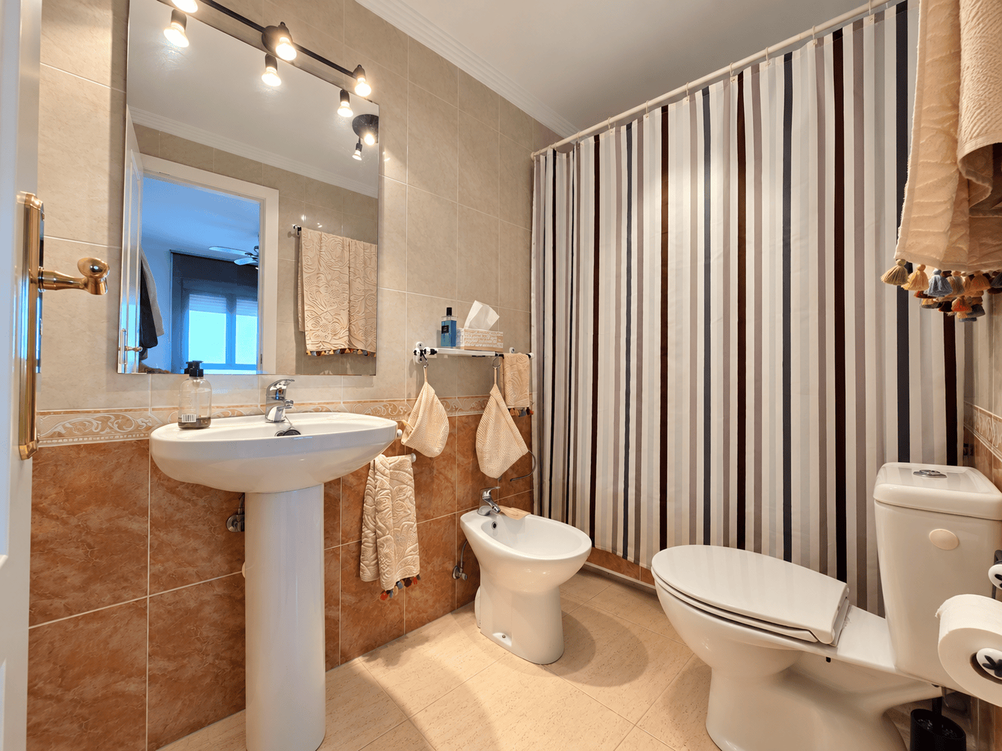 Baño moderno en tonos cálidos PRZESTRONNY APARTAMENT Z WIDOKIEM NA MORZE I LAS SOSNOWY W DEHESA DE CAMPOAMOR