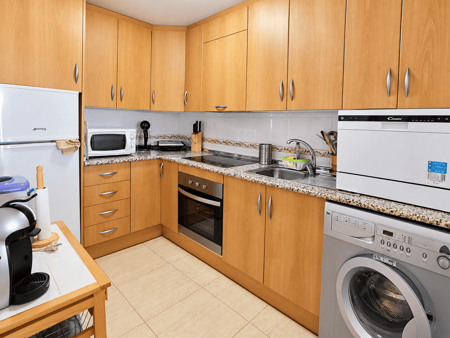 Cocina moderna en tonos cálidos PRZESTRONNY APARTAMENT Z WIDOKIEM NA MORZE I LAS SOSNOWY W DEHESA DE CAMPOAMOR