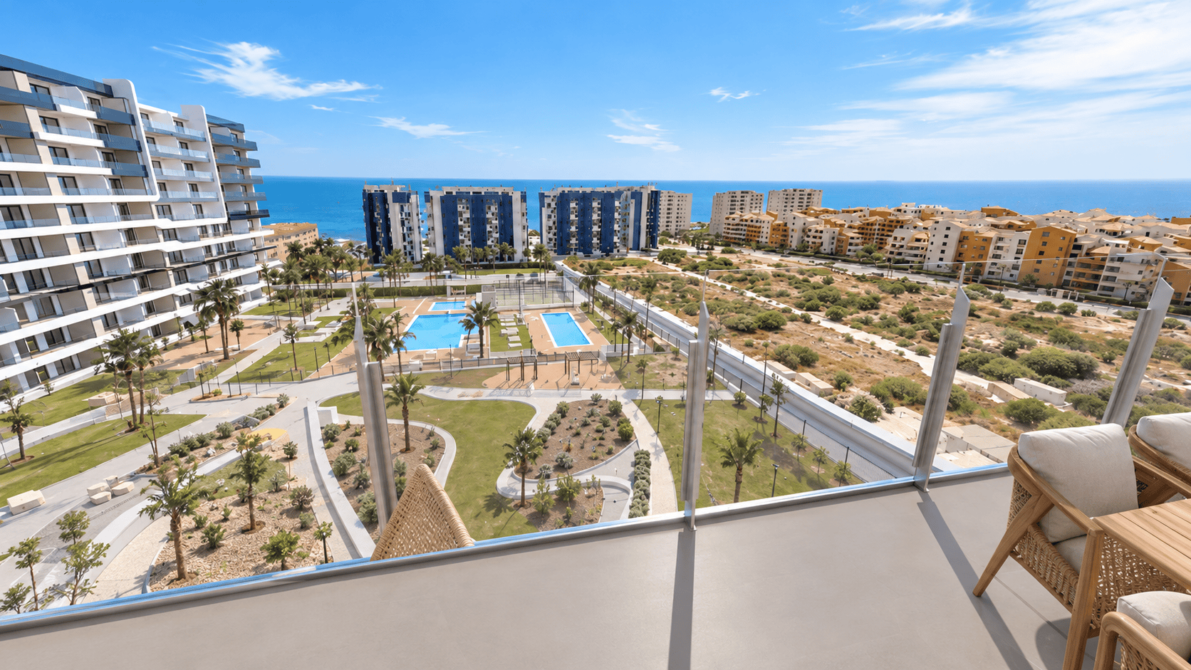 Complejo costero moderno con piscinas y poca vegetación STYLOWY APARTAMENT Z PRZESTRONNYM TARASEM W LUKSUSOWEJ INWESTYCJI W PUNTA PRIMA