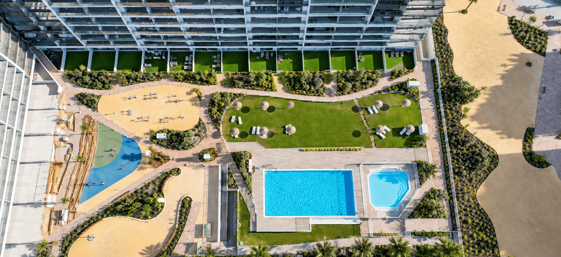 Complejo residencial con piscinas y jardines (1) STYLOWY APARTAMENT Z PRZESTRONNYM TARASEM W LUKSUSOWEJ INWESTYCJI W PUNTA PRIMA