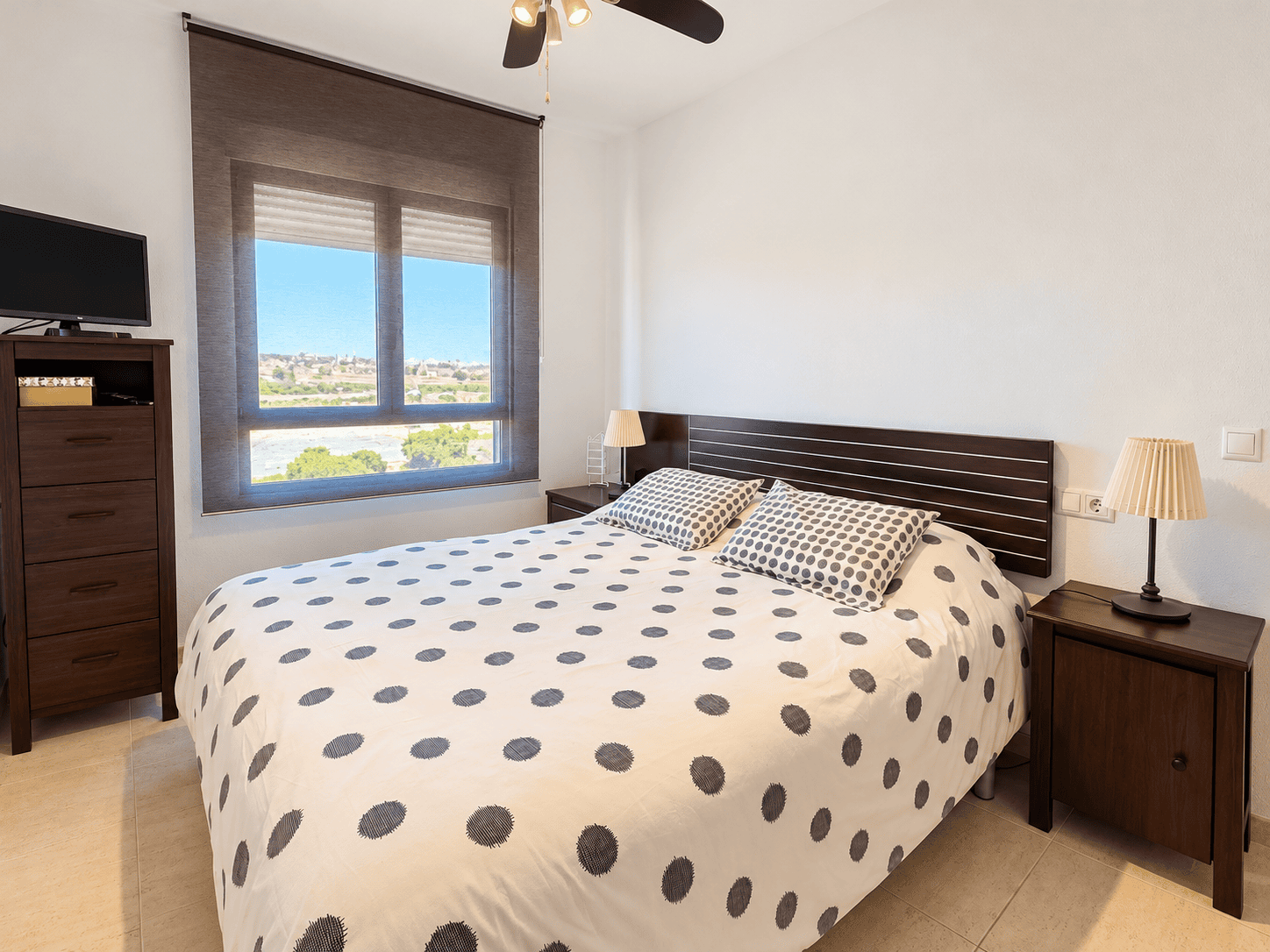 Dormitorio luminoso con cama de lunares PRZESTRONNY APARTAMENT Z WIDOKIEM NA MORZE I LAS SOSNOWY W DEHESA DE CAMPOAMOR
