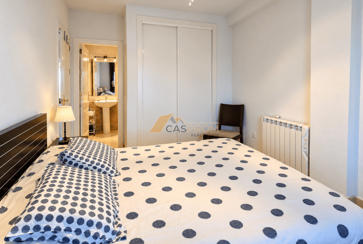 PRZESTRONNY APARTAMENT Z WIDOKIEM NA MORZE I LAS SOSNOWY W DEHESA DE CAMPOAMOR 