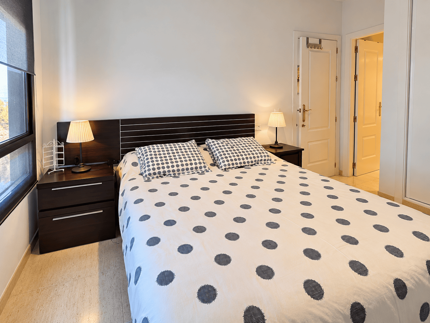 Dormitorio moderno con cama de lunaresಿಸಿದರು PRZESTRONNY APARTAMENT Z WIDOKIEM NA MORZE I LAS SOSNOWY W DEHESA DE CAMPOAMOR