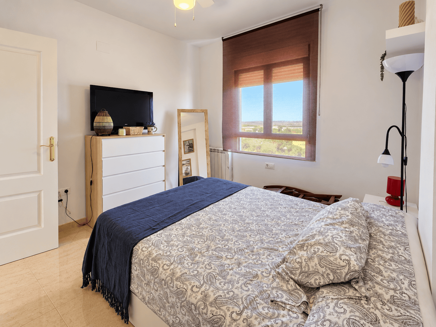 Dormitorio moderno con cama paisley y vistas naturales PRZESTRONNY APARTAMENT Z WIDOKIEM NA MORZE I LAS SOSNOWY W DEHESA DE CAMPOAMOR