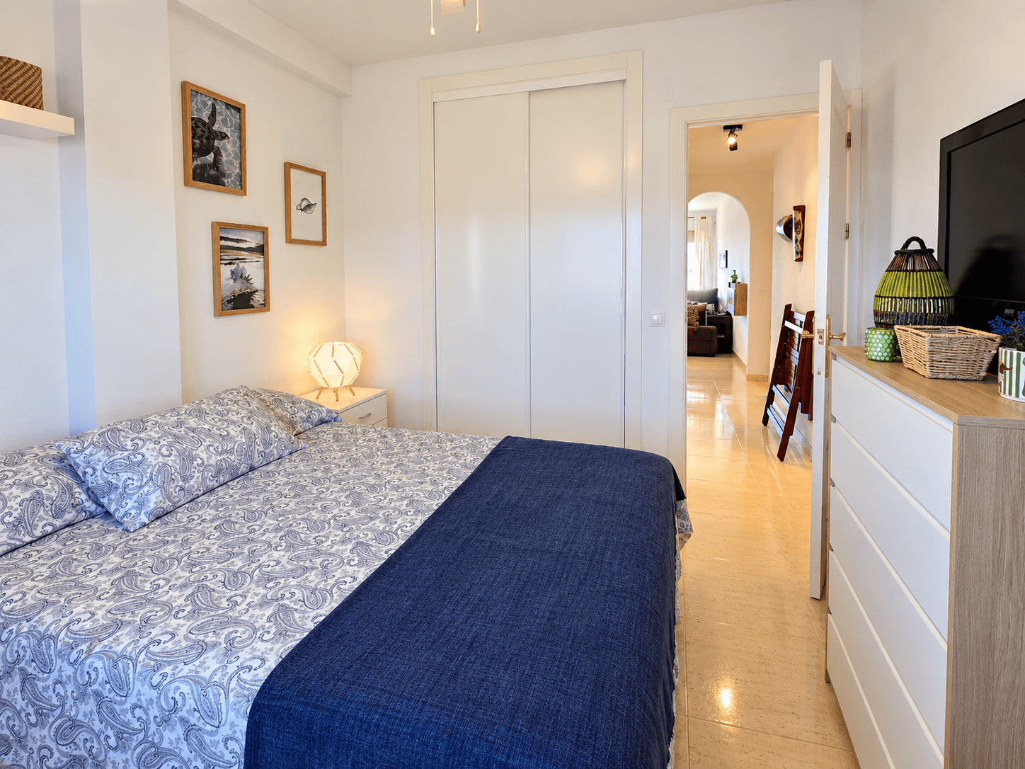 Dormitorio moderno con vistas al salón PRZESTRONNY APARTAMENT Z WIDOKIEM NA MORZE I LAS SOSNOWY W DEHESA DE CAMPOAMOR