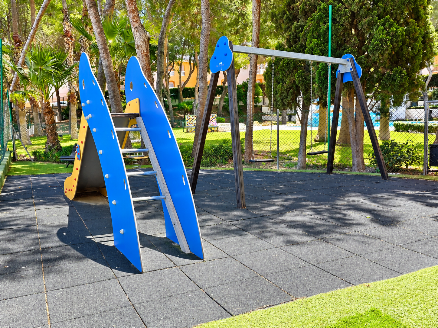 Parque infantil soleado y colorido PRZESTRONNY APARTAMENT Z WIDOKIEM NA MORZE I LAS SOSNOWY W DEHESA DE CAMPOAMOR
