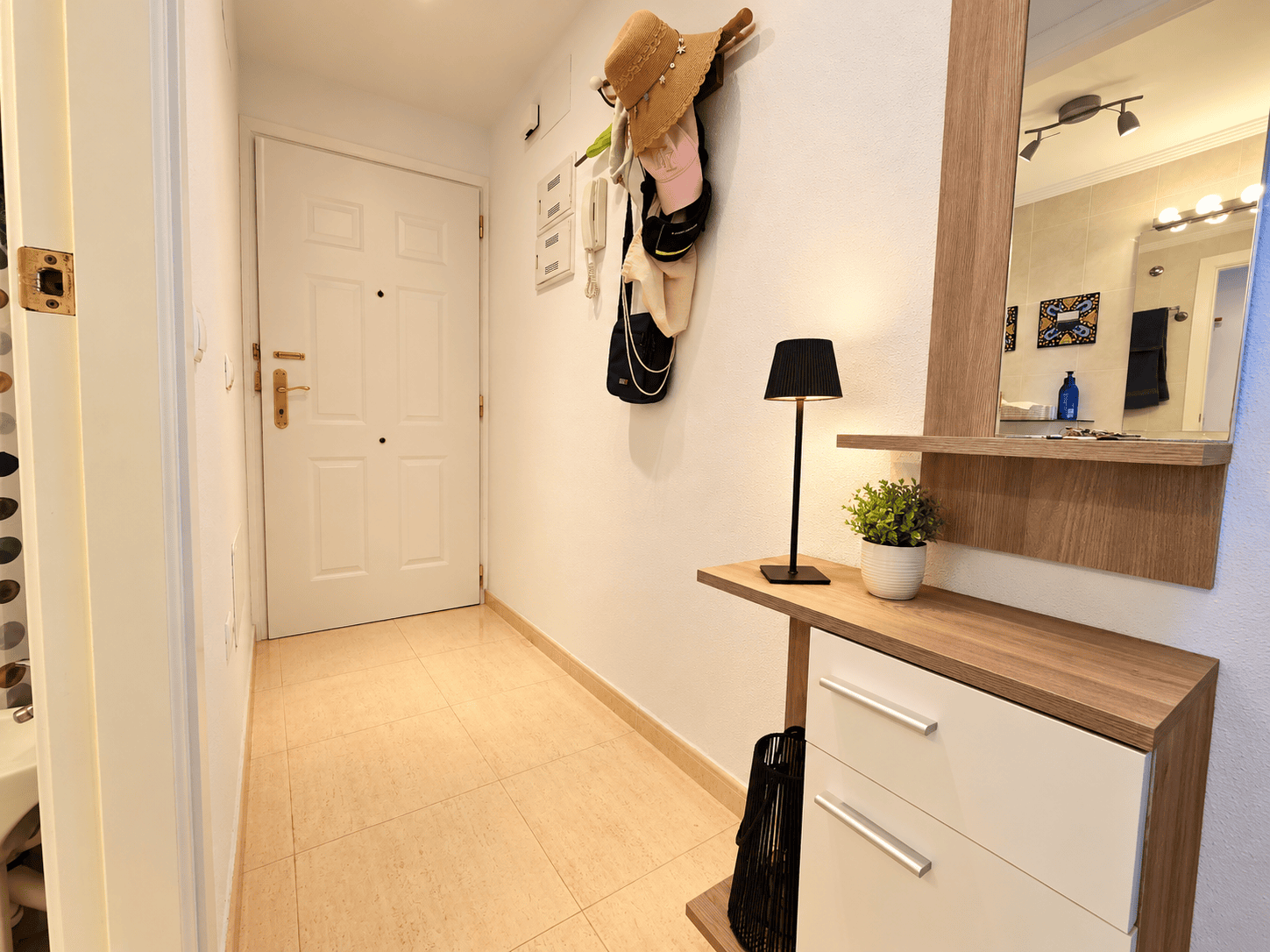 Pasillo moderno con consola y espejo PRZESTRONNY APARTAMENT Z WIDOKIEM NA MORZE I LAS SOSNOWY W DEHESA DE CAMPOAMOR