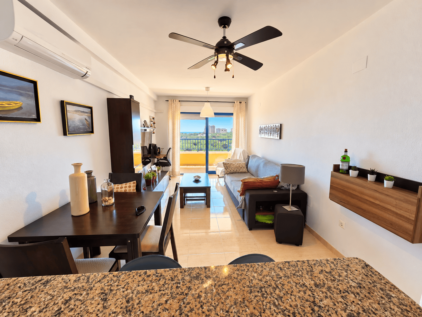 Salón luminoso con vistas al mar PRZESTRONNY APARTAMENT Z WIDOKIEM NA MORZE I LAS SOSNOWY W DEHESA DE CAMPOAMOR