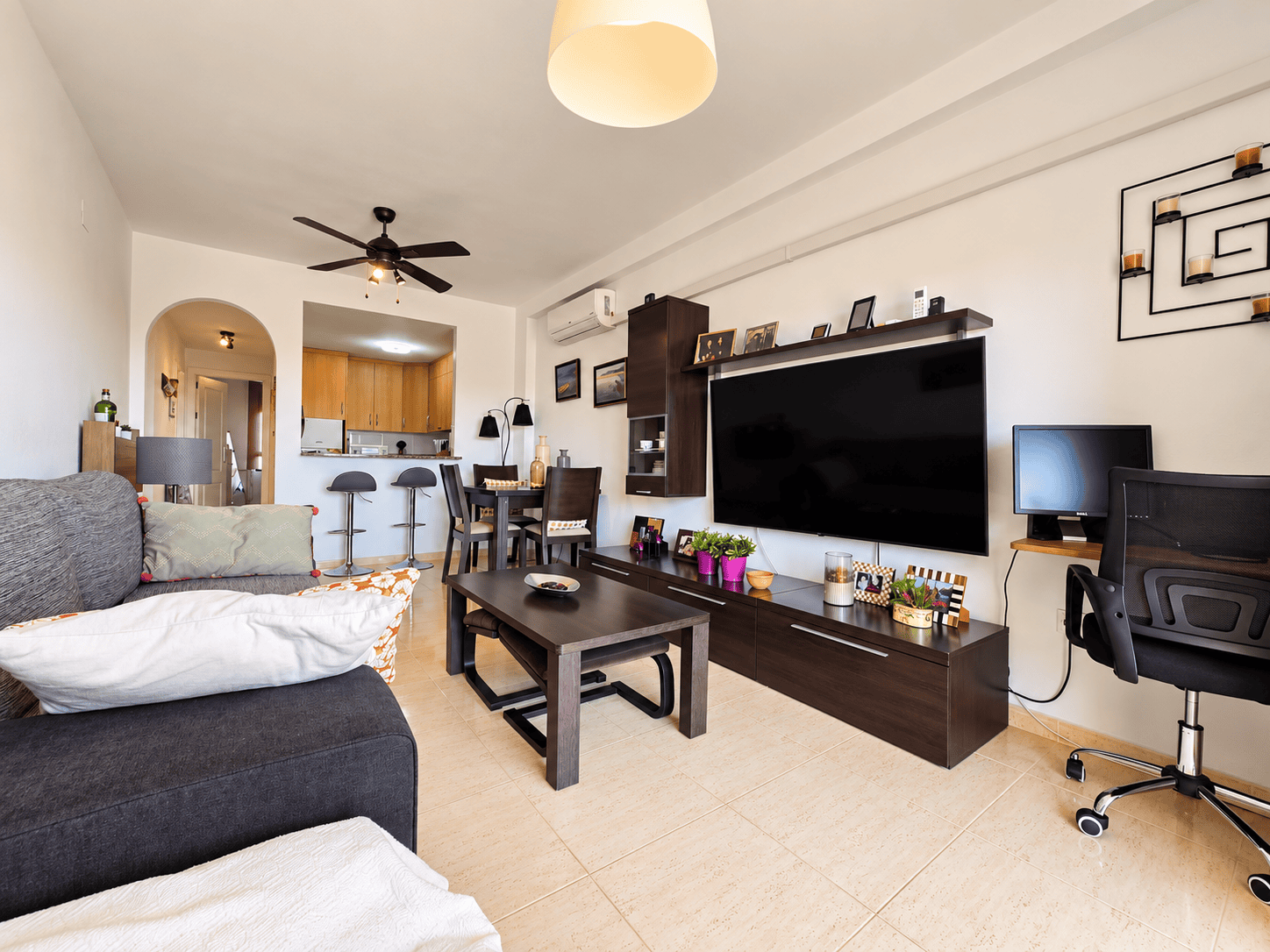 Salón moderno con cocina abierta y TV PRZESTRONNY APARTAMENT Z WIDOKIEM NA MORZE I LAS SOSNOWY W DEHESA DE CAMPOAMOR