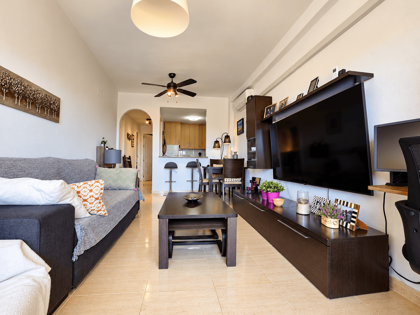 Salón moderno con cocina abierta PRZESTRONNY APARTAMENT Z WIDOKIEM NA MORZE I LAS SOSNOWY W DEHESA DE CAMPOAMOR
