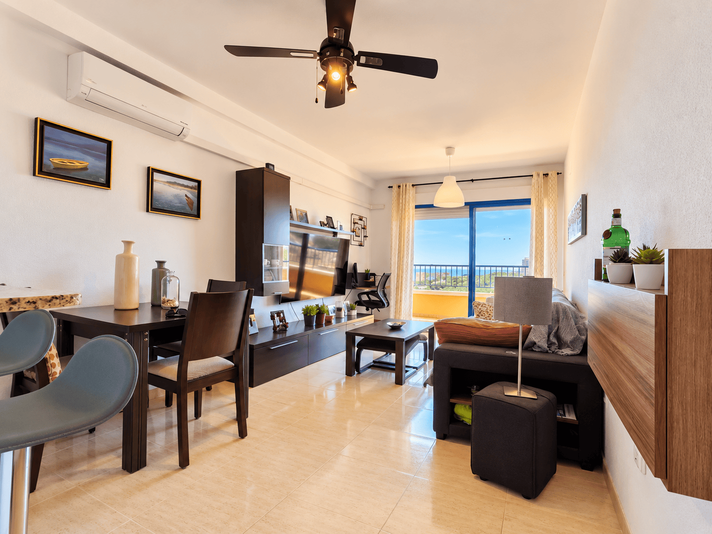 Salón moderno con vistas al mar (1) PRZESTRONNY APARTAMENT Z WIDOKIEM NA MORZE I LAS SOSNOWY W DEHESA DE CAMPOAMOR
