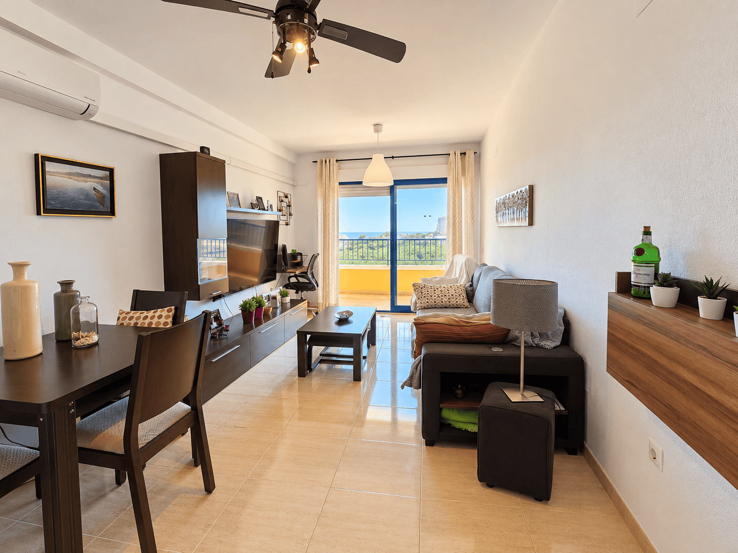 Salón moderno con vistas al mar PRZESTRONNY APARTAMENT Z WIDOKIEM NA MORZE I LAS SOSNOWY W DEHESA DE CAMPOAMOR